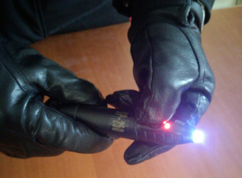 Tenta di utilizzare il taser contro un cane: denunciato