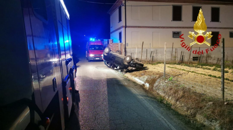 Si ribalta con l'auto e finisce con le ruote all'aria