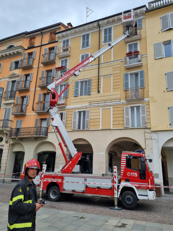 Porta blindata bloccata: intervengono i Vigili del Fuoco