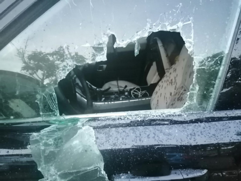 Danni a numerose auto: è caccia all'uomo
