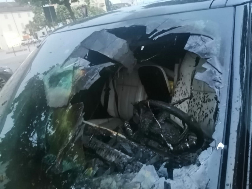 Fermato l'uomo che stanotte ha danneggiato e incendiato le auto in città