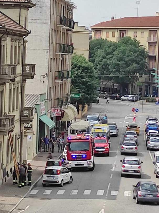 Anziano cade in casa: intervengono i pompieri per facilitare i soccorsi