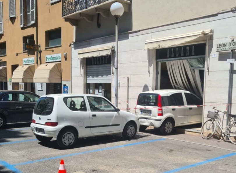 Sbatte contro l'auto in sosta che poi sfonda una vetrina