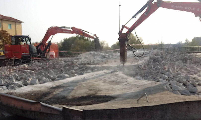 In corso la demolizione della fontana di Oltreponte