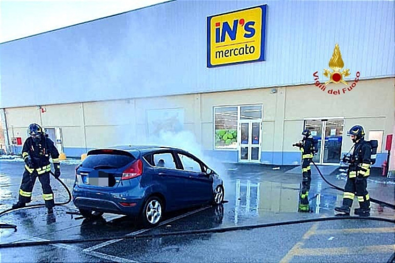 Auto a fuoco, evacuato il supermercato