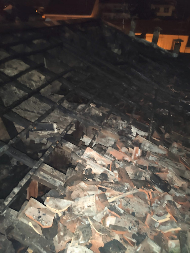 Incendio in via Costa a Casale: distrutto il tetto di un'abitazione