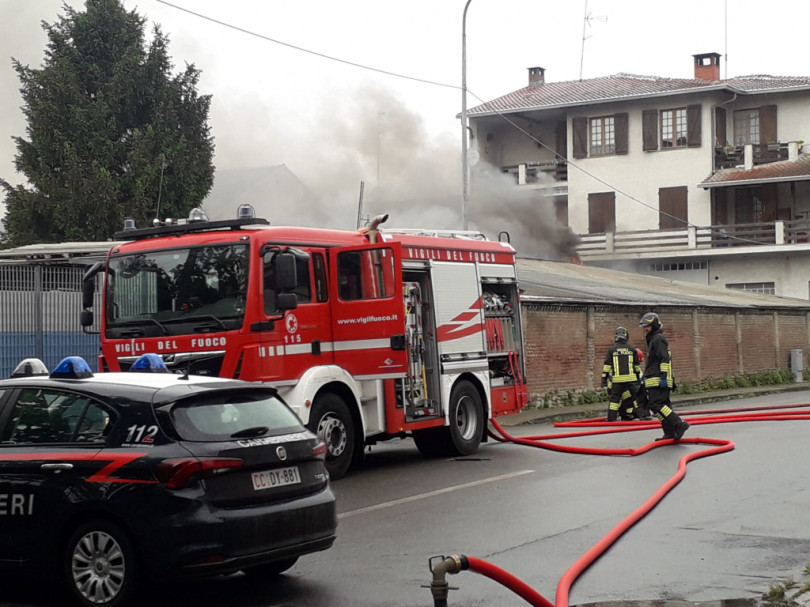Incendio in una autorimessa a Trino