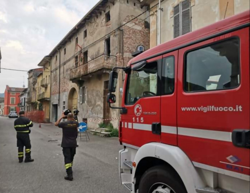 Cadono calcinacci da una casa: chiusa la strada