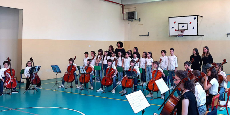 Ventidue giovani violoncellisti e un coro polifonico