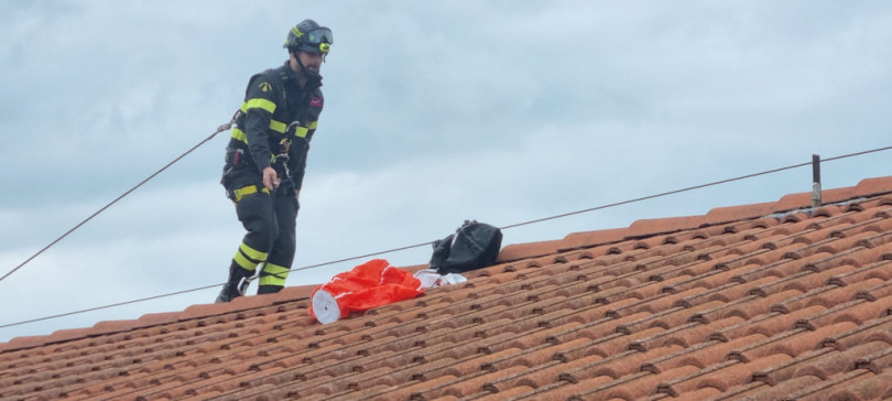 Cade paracadute sul tetto di un palazzo: attimi di apprensione