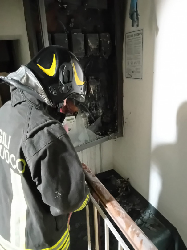 A fuoco i contatori della luce: evacuato un palazzo in via Luparia