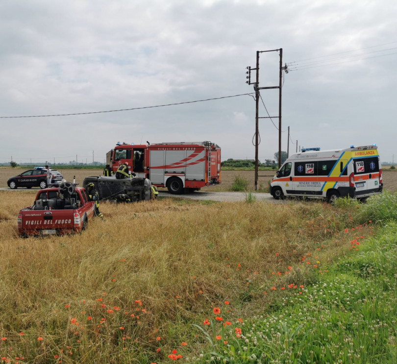 Auto si ribalta in un campo: ferite due persone