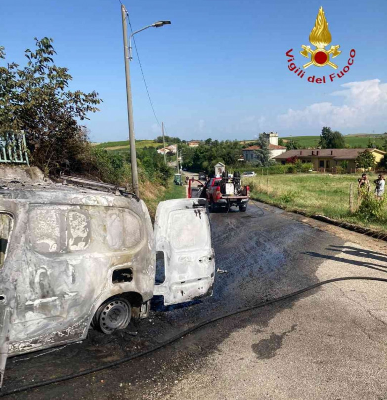 Furgone distrutto dalle fiamme