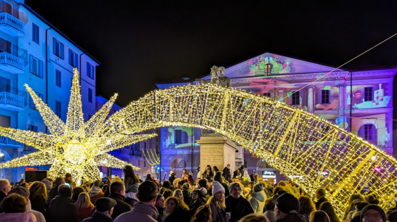 Accese le luci del Natale 2025 a Casale