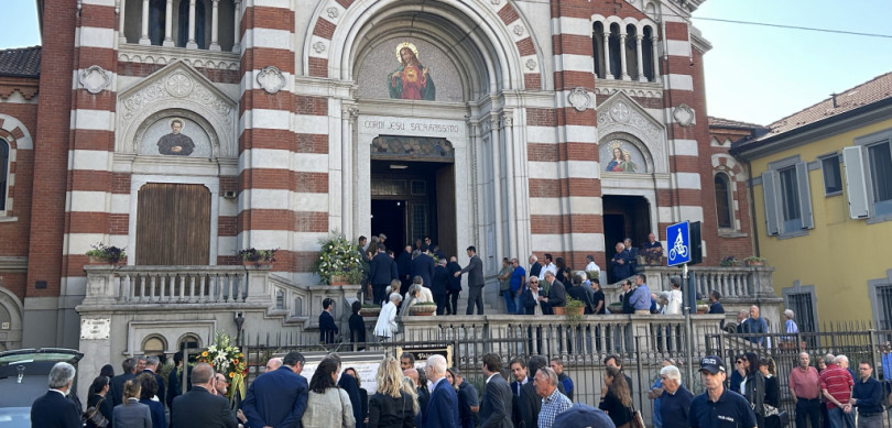 Una grande folla per l'addio a Sandro Buzzi