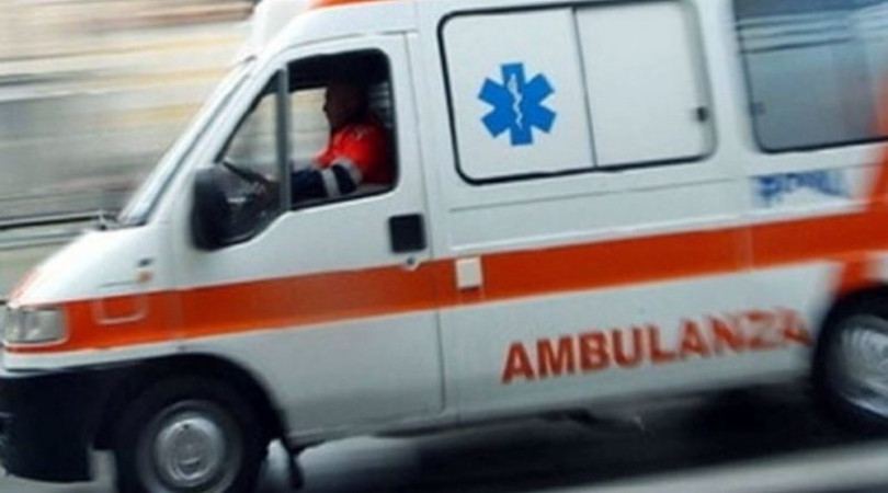 Esce di strada e si schianta contro un muro: muore motociclista