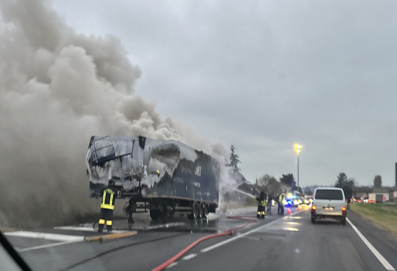 In fiamme un autoarticolato sulla provinciale Casale - Vercelli