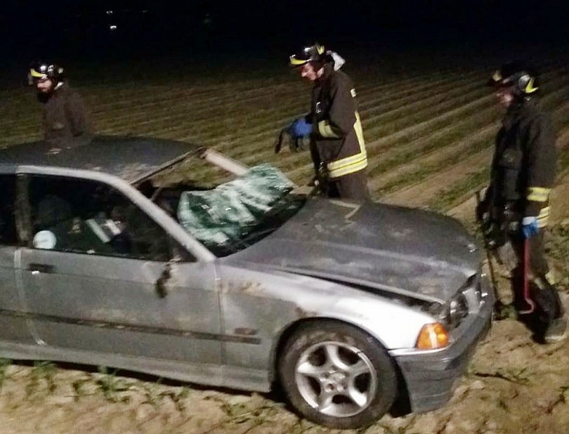 Incidente a Crescentino: finisce in un campo con l'auto