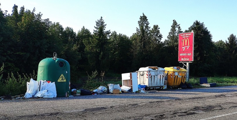 Dopo la stanza da letto ora il salotto: ancora inciviltà nell'area ecologica tra Casale e Villanova