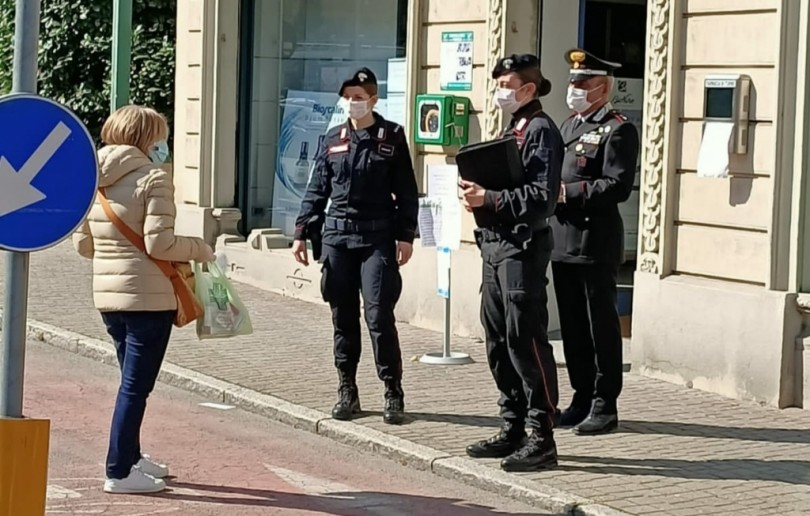 Controlli dei Carabinieri fuori dalle farmacie e parafarmacie
