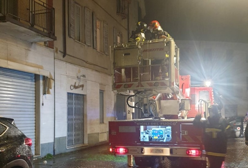 Casale: cadono calcinacci, intervengono i Vigili del Fuoco