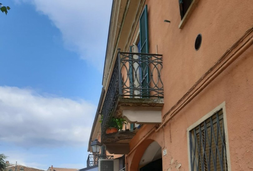 Crolla balcone a Mirabello: due feriti