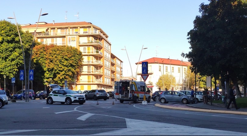 Donna in bici investita da un'auto
