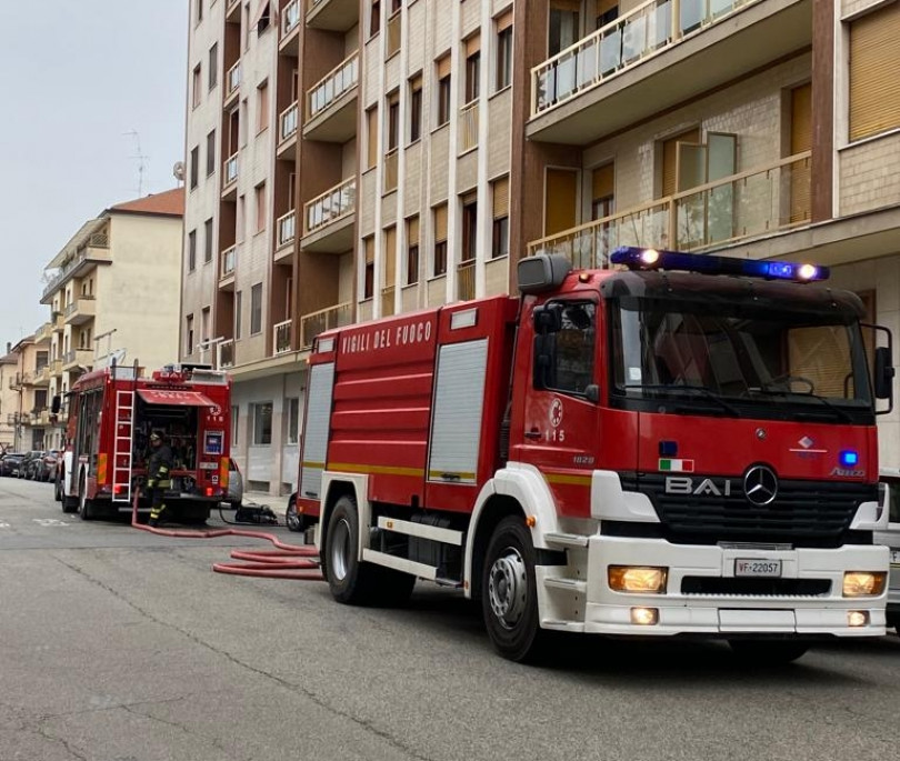 Incendio in un garage in viale Montebello a Casale
