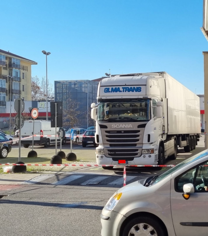Finisce sotto un Tir: gravissimo pensionato 90enne