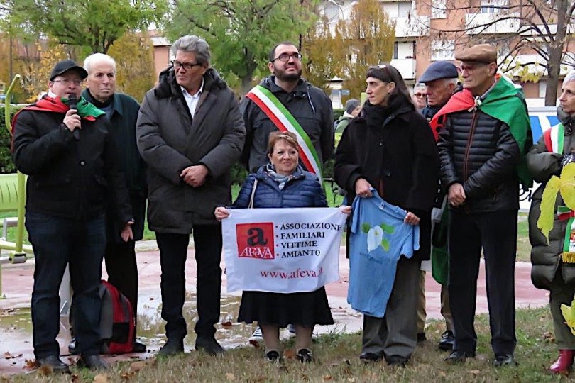 Lotta contro l'amianto: l'AFeVA di Casale a Rubiera per l'albero dei fazzoletti