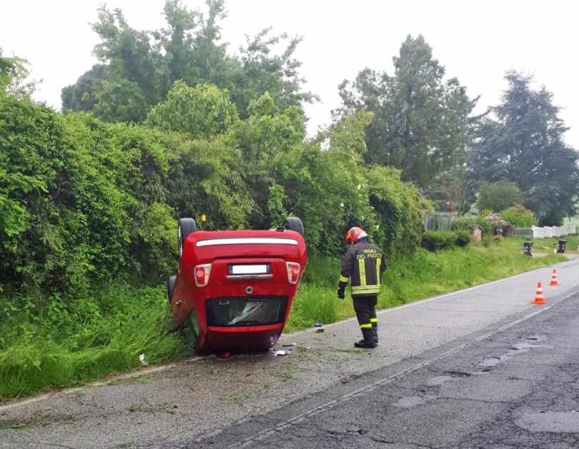 Si cappotta in strada e finisce con le ruote all'aria