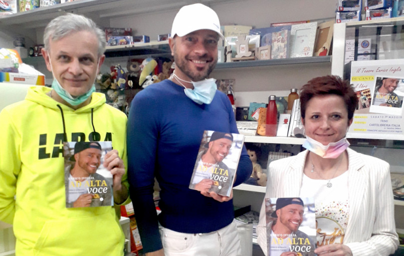 Il tenore Iviglia a Trino per presentare il suo libro