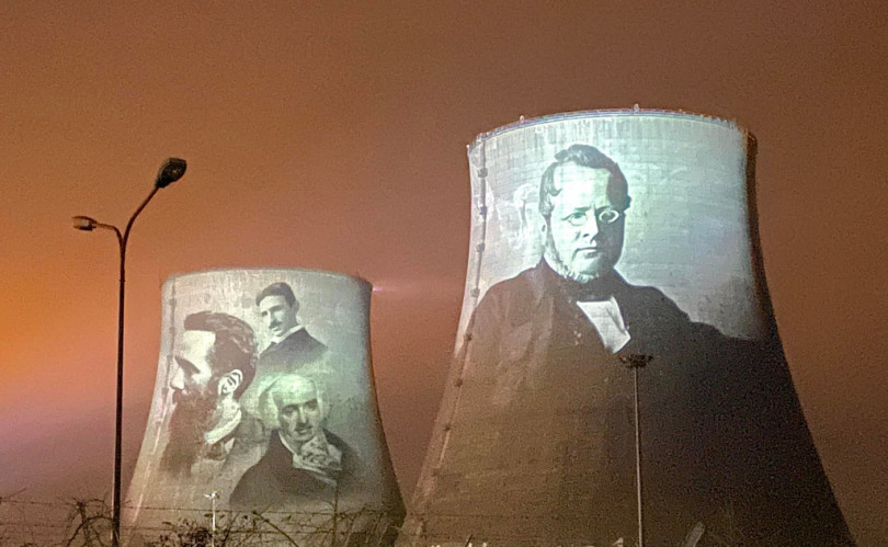 Le torri dell'ex centrale di Leri illuminate con luci d'artista
