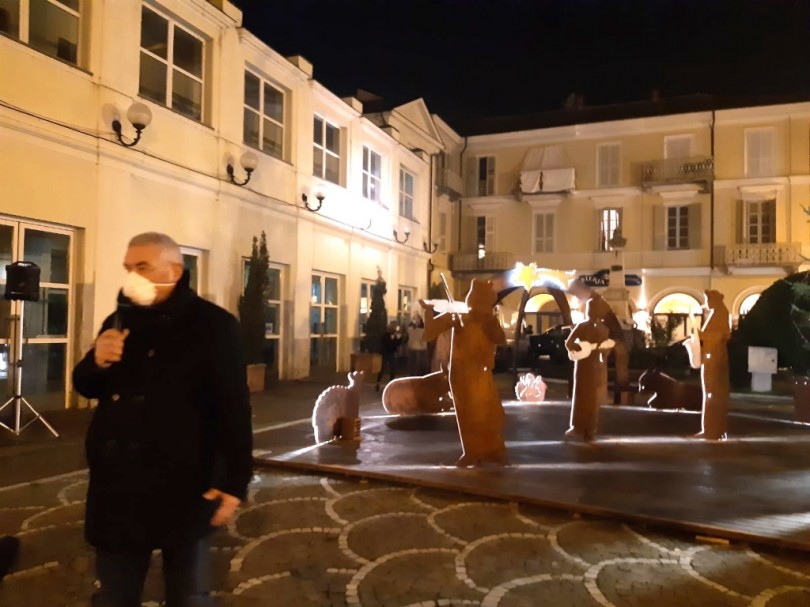 L'accensione delle luminarie in centro a Valenza