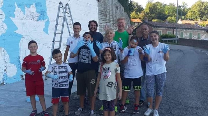 Tutti al lavoro per il nuovo murales di Mombello