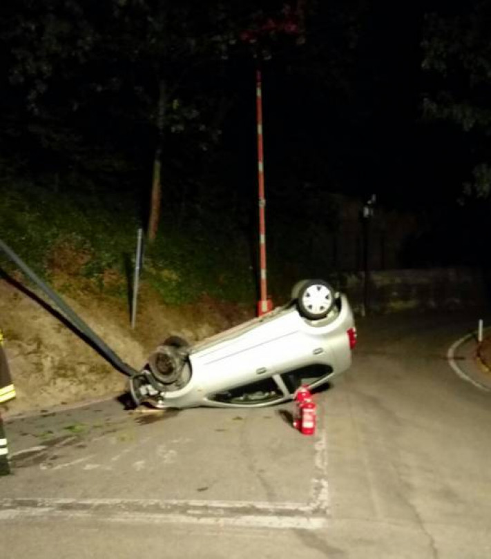 Auto si ribalta sulla provinciale che porta a Crea