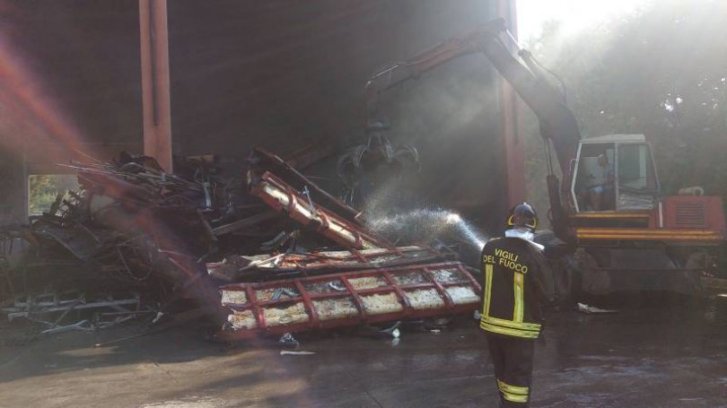 Fiamme presso un demolitore a Ponzano: intervengono i Vigili del Fuoco