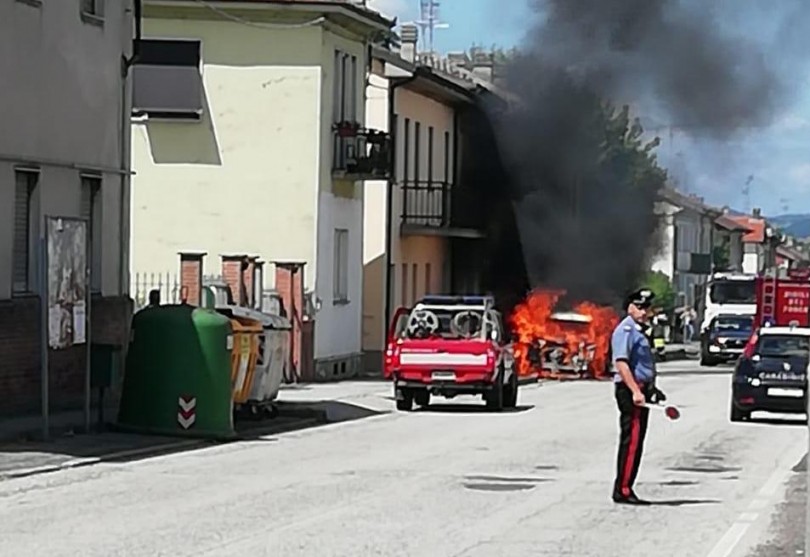 Auto in fiamme a Ozzano sulla Casale-Asti