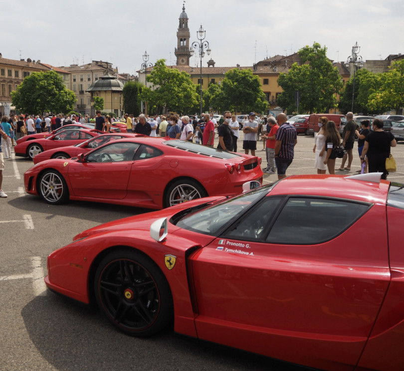 “La città si colora di rosso”: gran successo a Casale