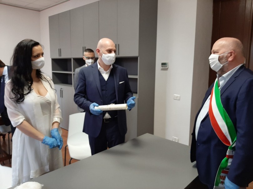 Sposarsi al tempo del Coronavirus, con la fede nuziale posta sopra il guanto