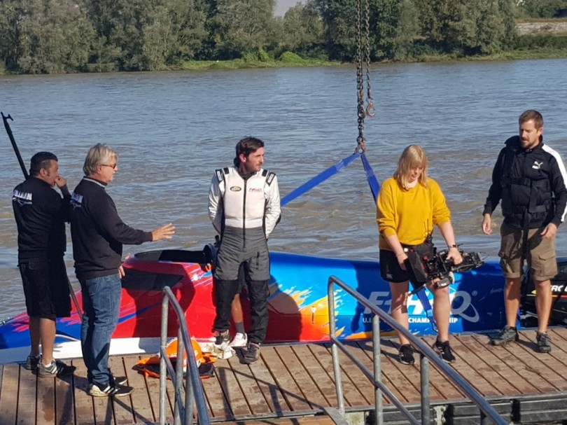 VIDEO - Il sindaco Riboldi all'imbarcadero per le riprese del reality show britannico