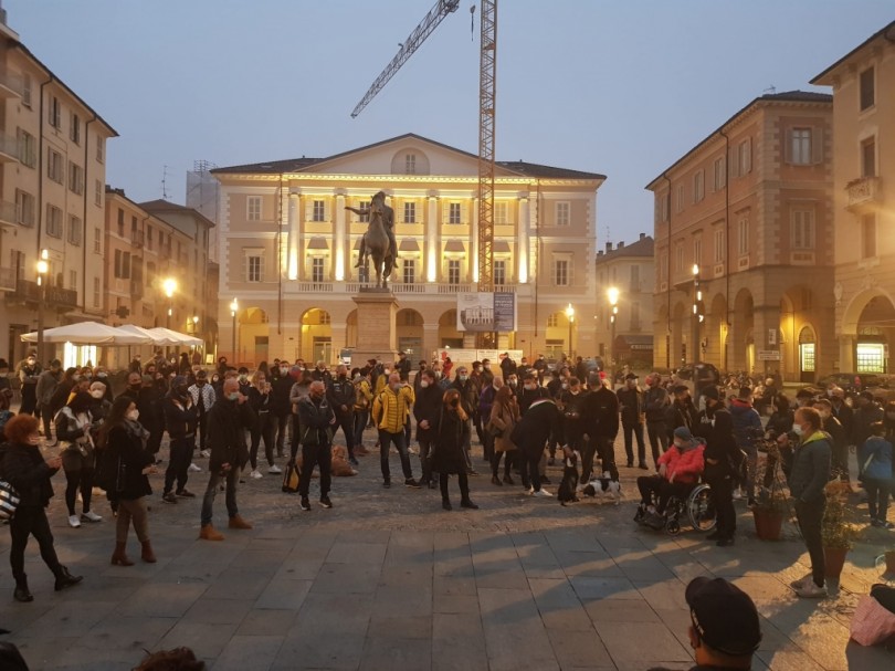 VIDEO - Lo sport casalese protesta pacificamente in piazza Mazzini