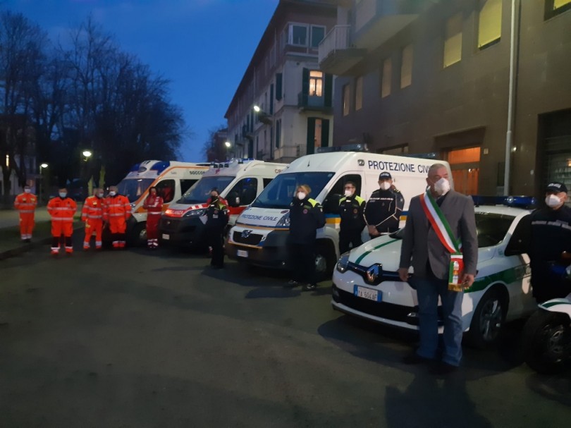 FOTOGALLERY - A Valenza il flash mob per ricordare le vittime del Covid