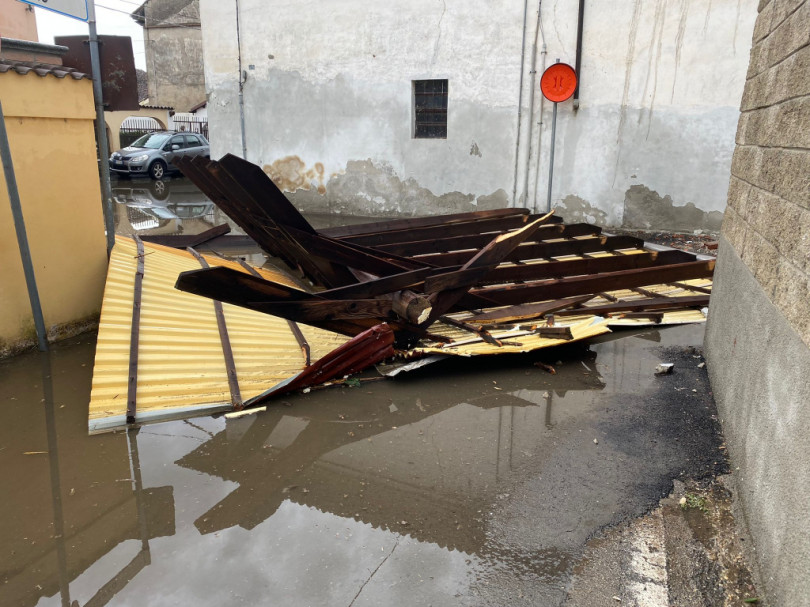 FOTOGALLERY - A Caresana un tetto scoperchiato dal maltempo