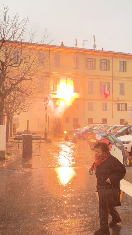Cavo a fuoco sulla facciata del Municipio di Occimiano