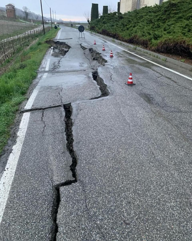Cedimento manto stradale: chiusa la provinciale Ozzano-Ottiglio