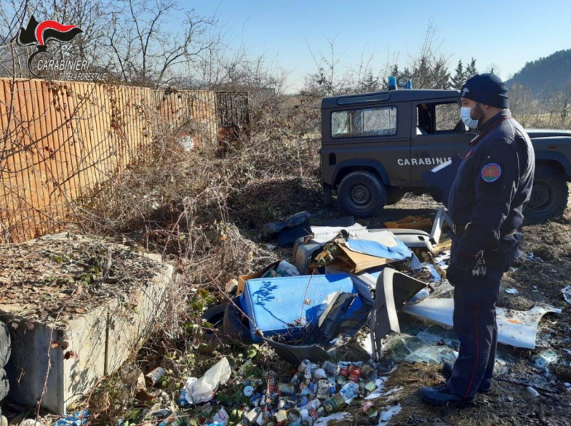 Abbandono di rifiuti in area protetta