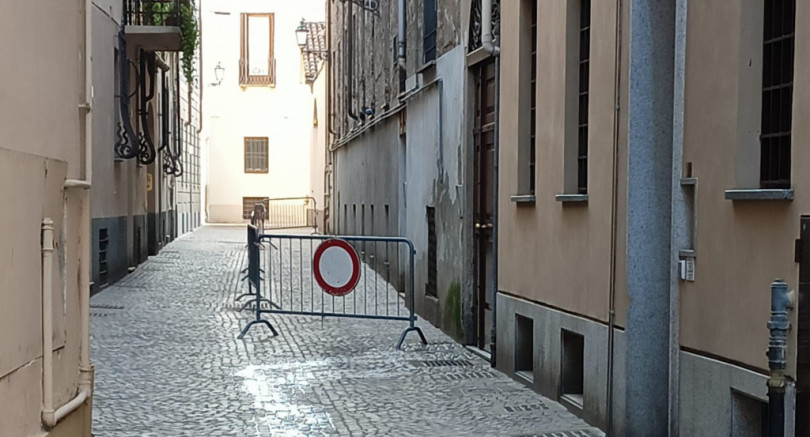 Rischio caduta tegole e calcinacci in via Ubertino da Casale