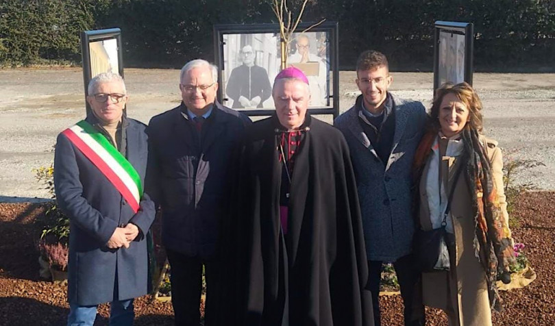 La piazza di Valle e l’aiuola narrativa dedicate a don Ferrando