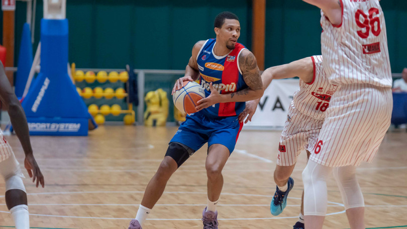 Il primo match della fase a orologio se lo aggiudica Chiusi, che all’Estra Forum supera la Novipiù 74-71